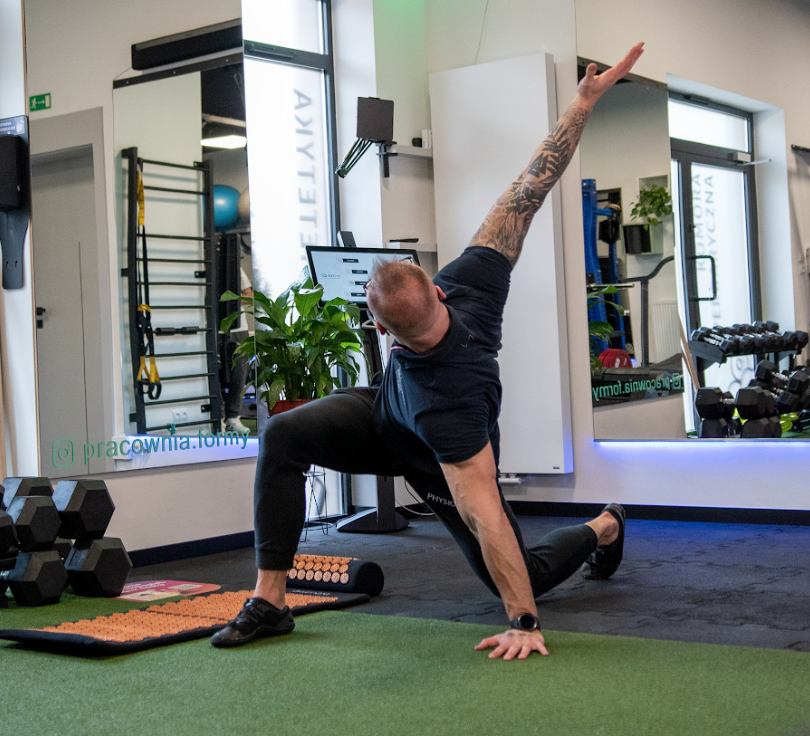 Trener Kamil prezentuje czym jest trening mobility i jak wpływa na Twoje ciało?